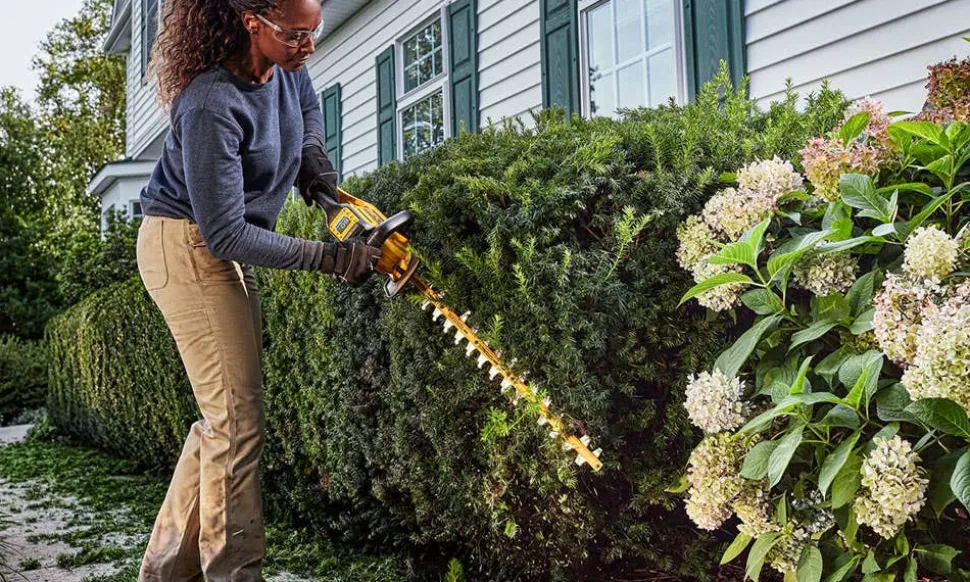 DeWalt 60V MAX 26" Brushless Cordless Hedge Trimmer Kit DCHT870T1