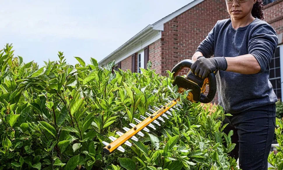 DeWalt 60V MAX 26" Brushless Cordless Hedge Trimmer Kit DCHT870T1
