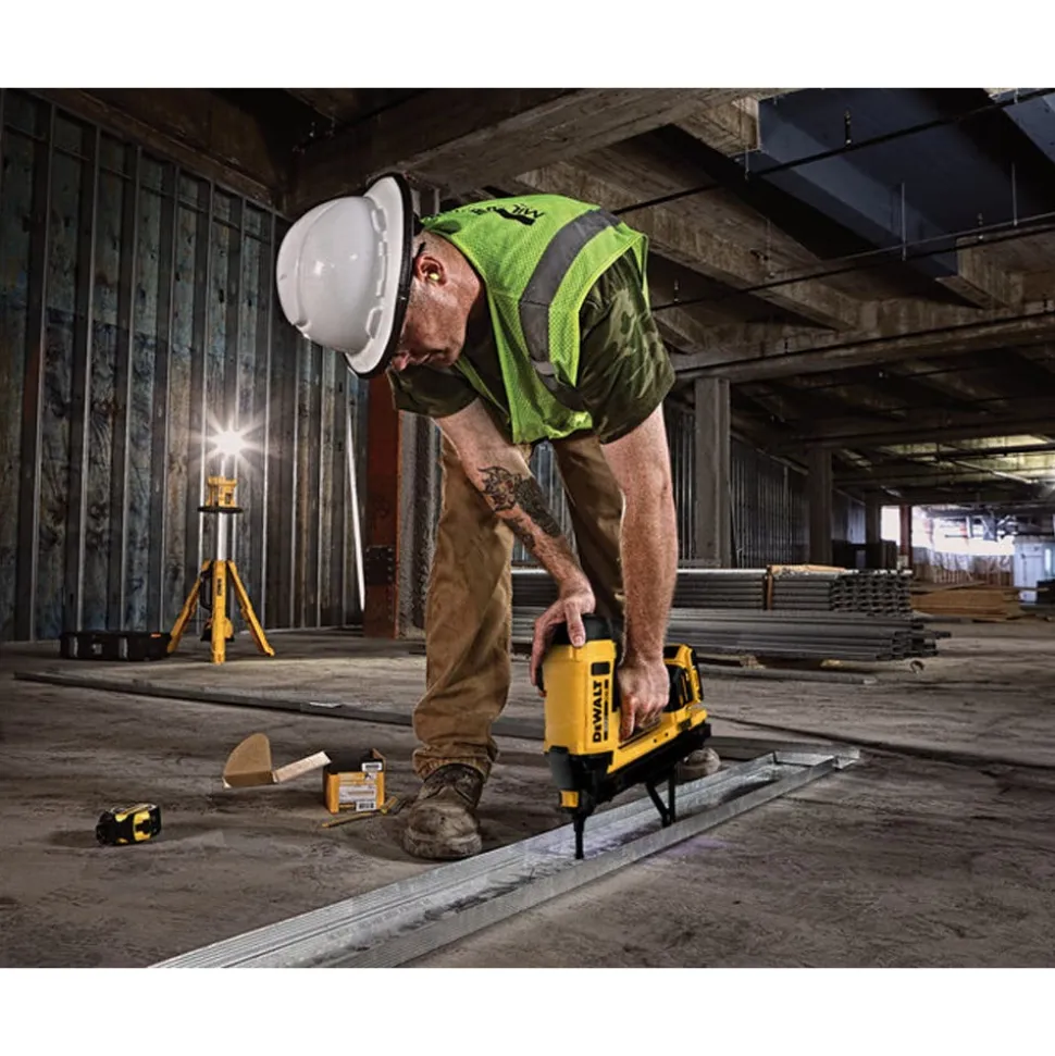 DeWalt 20V MAX* XR Trak-It C6 Gas Nailer Kit DGN845D1